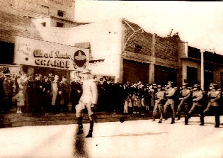 <center>Desfile del Regimiento Ferrocarrileros de Melipilla frente al Teatro Serrano</center>