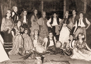 <center>Jóvenes melipillanos participando en la Fiesta de la Primavera (1940 aprox.)</center>