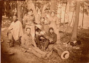 <center>Paseo campestre de don José Gregorio Cornejo y familia en 1886</center>