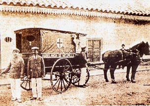 <center>Ambulancia del Hospital San José de Melipilla con su personal. Siglo XIX</center>
